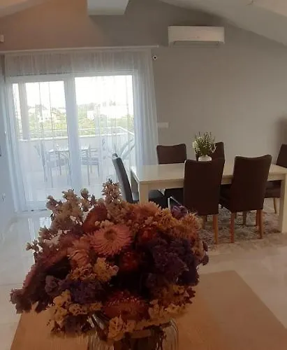 Valdebek With Pool Póla