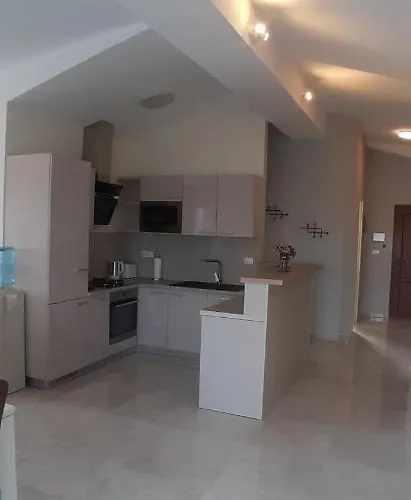 Valdebek With Pool Póla