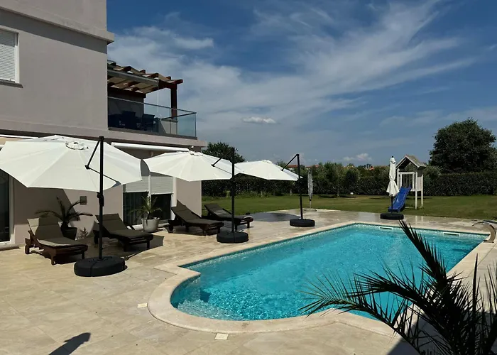 Valdebek With Pool * Pula